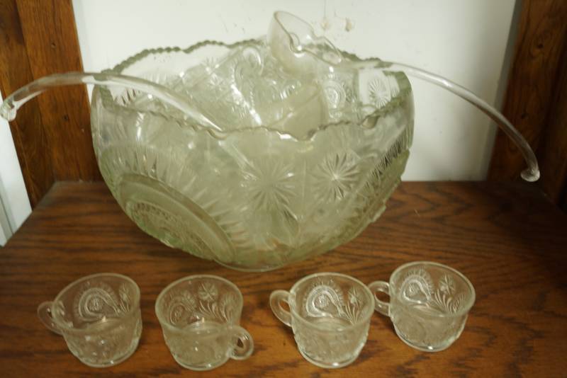 lot 1139 image: Vintage Punch Bowl Set with 4 Cups