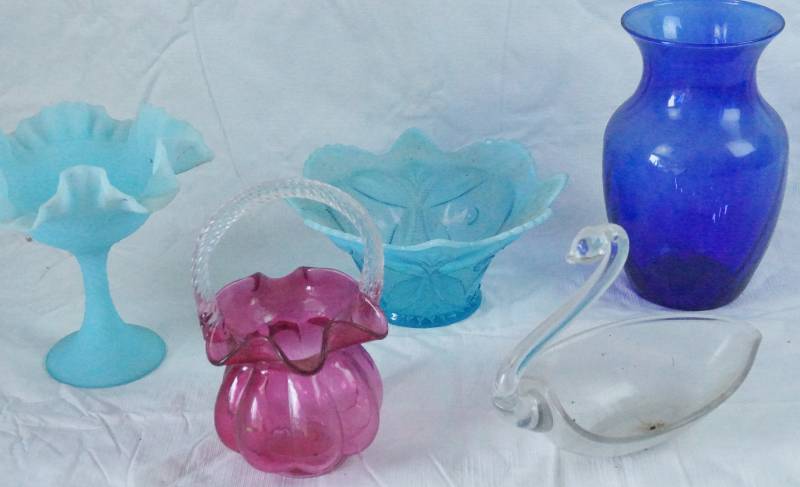 lot 1424 image: Lot of 5 Vintage Glass Pieces - Beautiful