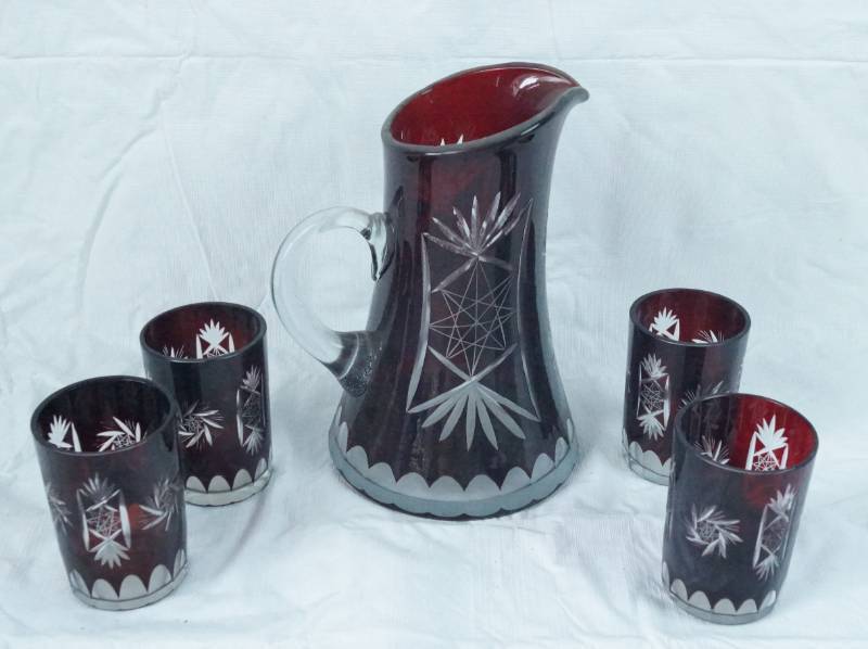 lot 1432 image: Beautiful Vintage Etched Glass Pitcher and Cups - Unique