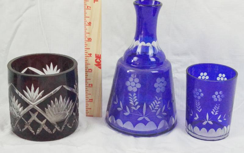 lot 1440 image: Lot of Glassware - 2 Small Cups and Small Vase