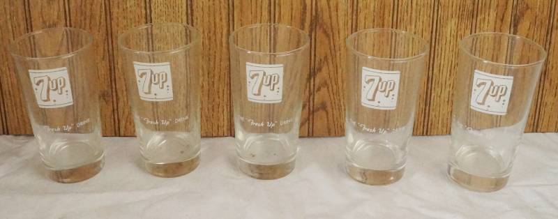 lot 1448 image: Lot of 5 Vintage 7UP Drinking Cups