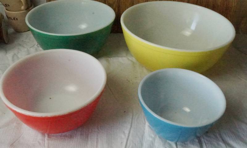 lot 1535 image: Lot of 4 Pyrex Mixing Bowls - Nice Vintage Nesting Bowls