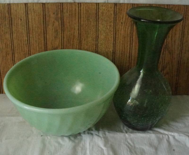 lot 1536 image: Lot of Misc. Green Vase and Fire King Jade-Ite Bowl