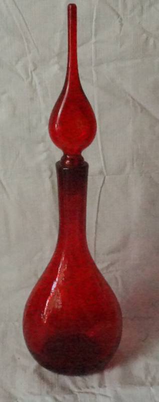 lot 1537 image: Beautiful Red Genie Bottle - Stunning Piece