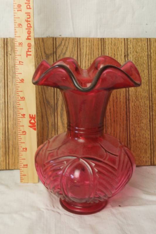 lot 1109 image: Fenton Glass Vase - Signed by Fenton