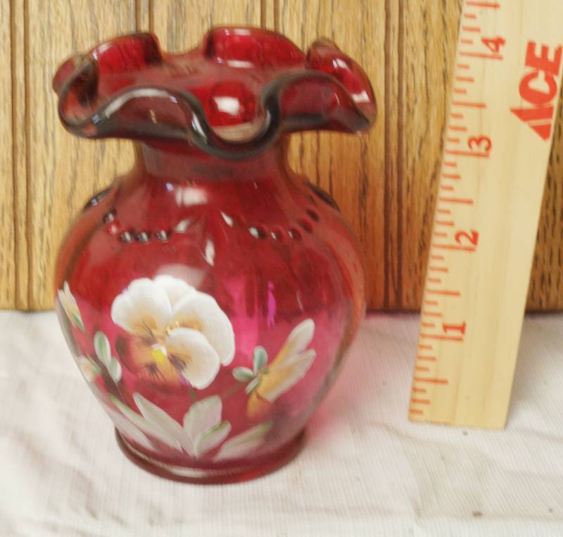 lot 1110 image: Beautiful Painted Glass Vase