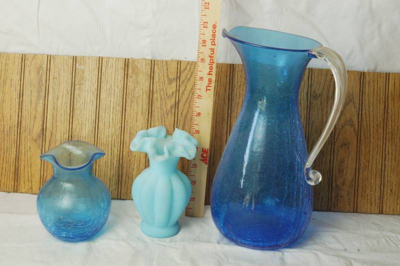 lot 1114 image: Lot of Home Decor - 2 Blue Vases and 1 Blue PItcher