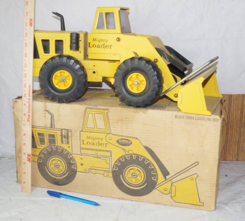 lot 1301 image: Vintage Tonka Mighty Loader w Original Box - Rare Find