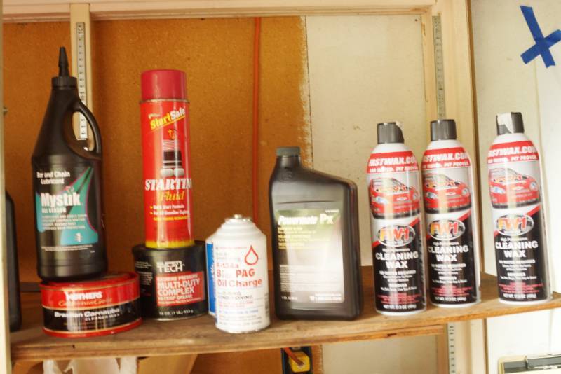 lot 1173 image: Car Care Lot - Big Lot of Misc Garage Items - Cleaning Wax