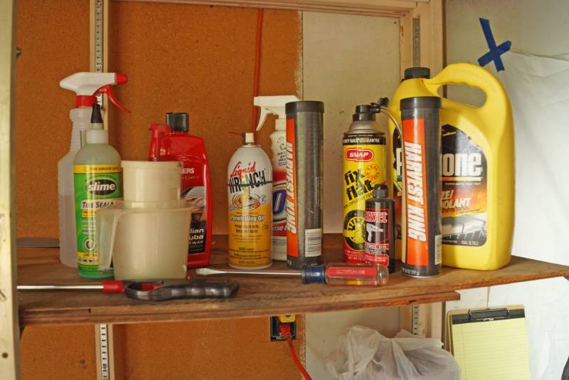 lot 1176 image: Big Lot of Misc Garage Items - LOOK HERE Car Care
