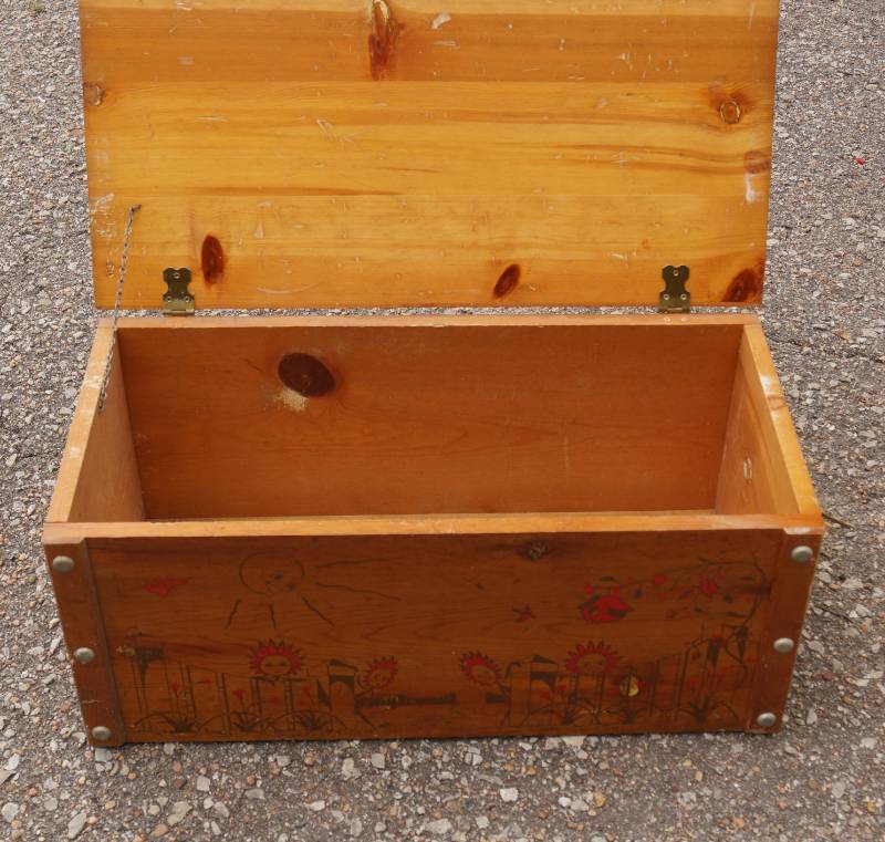 lot 1180 image: Fancy Old Wooden Toy Box with Lid - Antique - Sun Bonnet Sue & Sunflowers