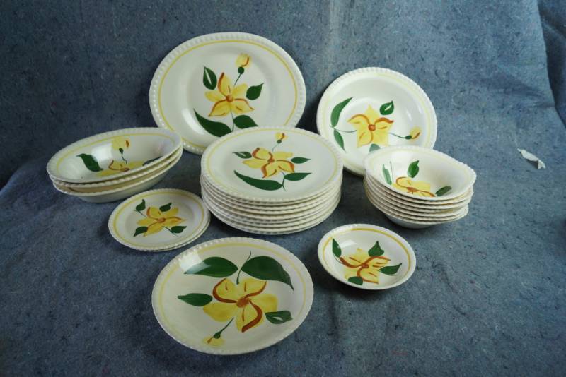 lot 1224 image: Hand Painted Blue Ridge Dishes - 10J Collectible Set
