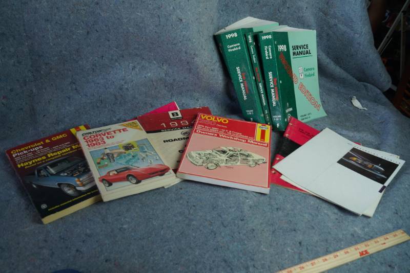 lot 1228 image: Lot of Auto. Service Manuals and Books