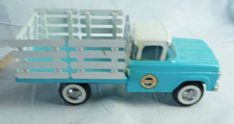 lot 1250 image: Vintage Nylint Toys Ford Cab STAKE-SIDE RANCH TRUCK 60s - No. 4500 - Rockford, ILL.