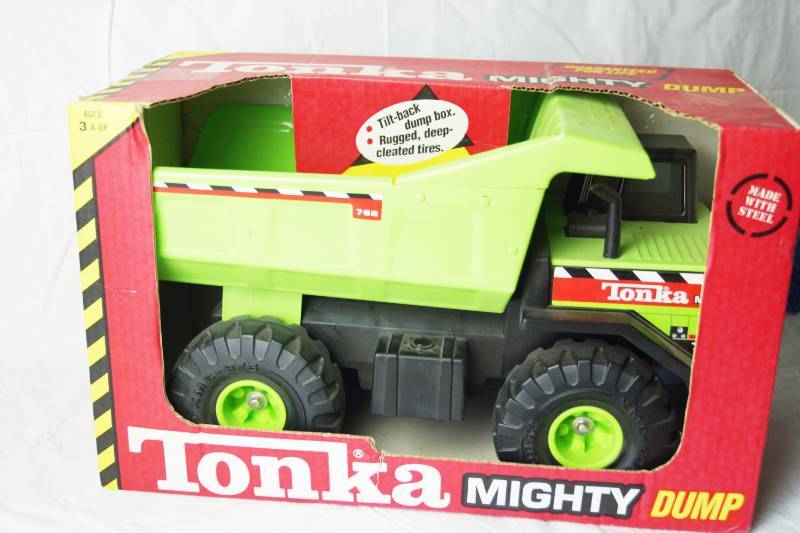 lot 1370 image: TONKA Mighty Dump Truck - Still In Box