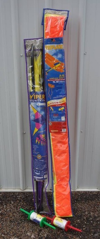 lot 1626 image: Lot of 2 Kites and String to Fly them NEW
