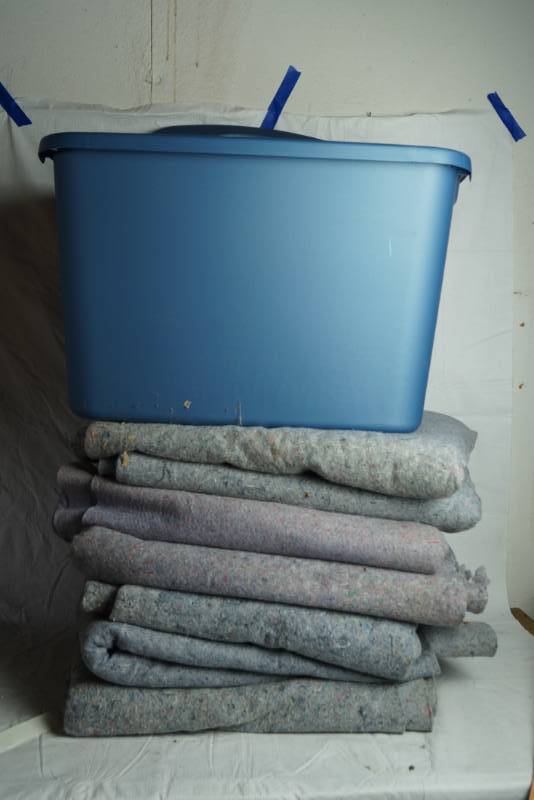 lot 1698 image: Lot of Moving Blankets w Tote