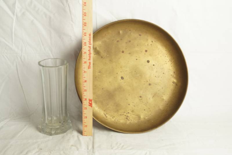 lot 1710 image: Lot of Home Decor - Glass Vase and Golden (Brass) Tray