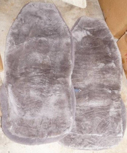 lot 1712 image: Pair of Authentic Australian Sheepskin Car Seat Covers - Very Plush Very Nice Look like theyve never been used