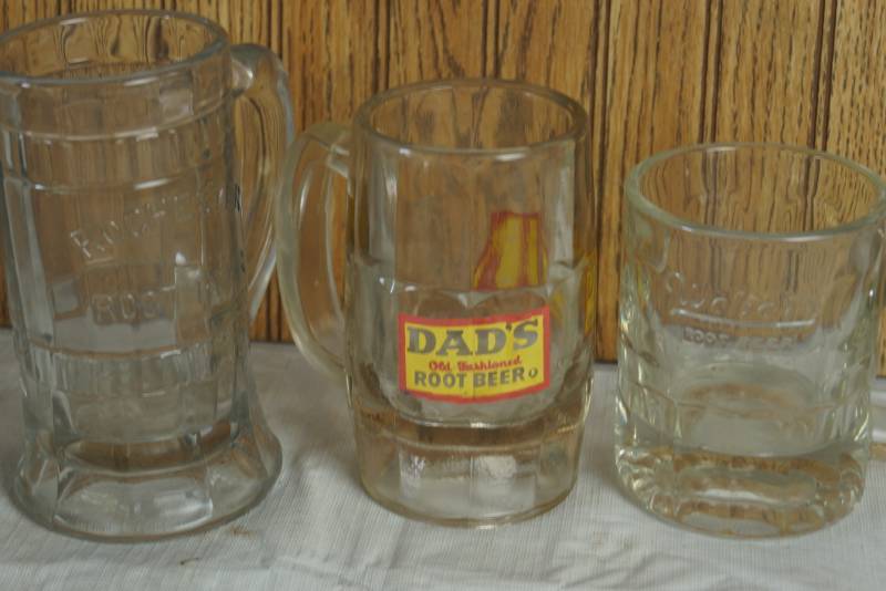 lot 1752 image: Lot of 3 Vintage Root Beer Mugs
