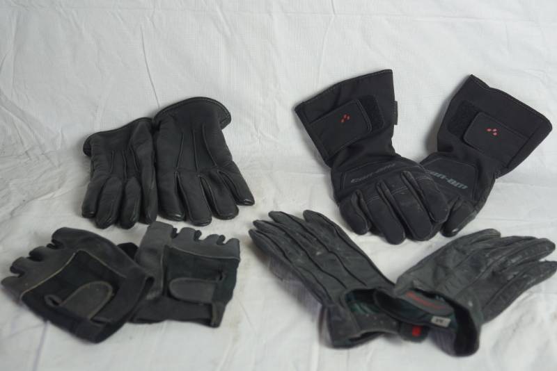 lot 1773 image: Lot of 4 Pairs of Misc. Gloves