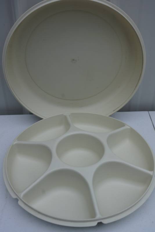 lot 1778 image: Vintage Tupperware Snack Container