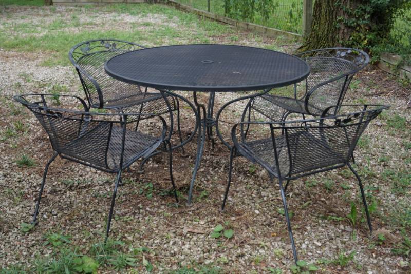 lot 1779 image: Outdoor Table and 4 Chairs - Nice