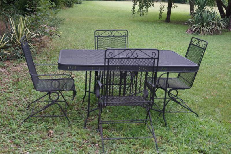 lot 1781 image: Outdoor Patio Table and 4 Chairs - Very Nice
