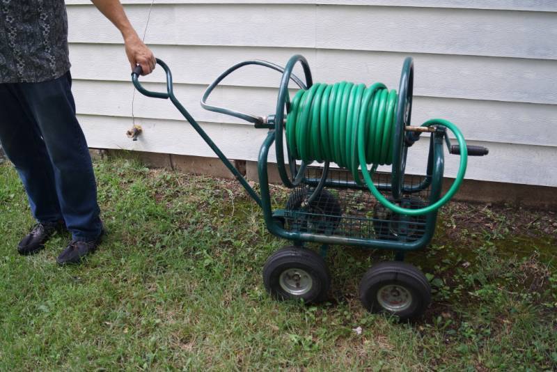 lot 1787 image: Lawn Hose Cart on Wheels - Hose Included