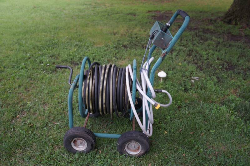 lot 1788 image: Lawn Hose Cart on Wheels - Hose Included