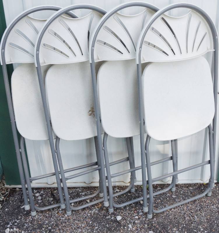 lot 1409 image: 4 Folding Chairs