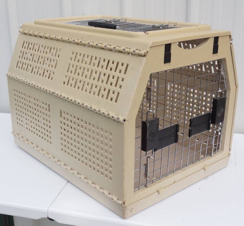 lot 1414 image: Dog Crate - Carrier