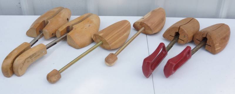 lot 1452 image: Wooden Shoe Stretchers