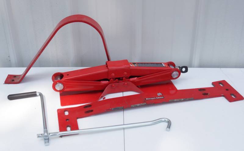 lot 1455 image: Motorsports Solutions Car Jack with Handle