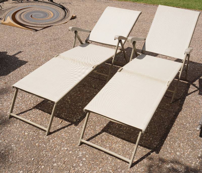 lot 5931 image: 2 Folding Lawn Chairs