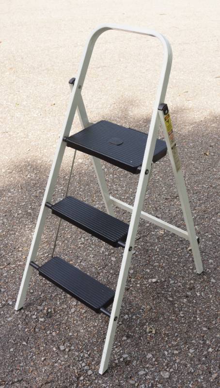 lot 5942 image: Nice Folding Step Stool