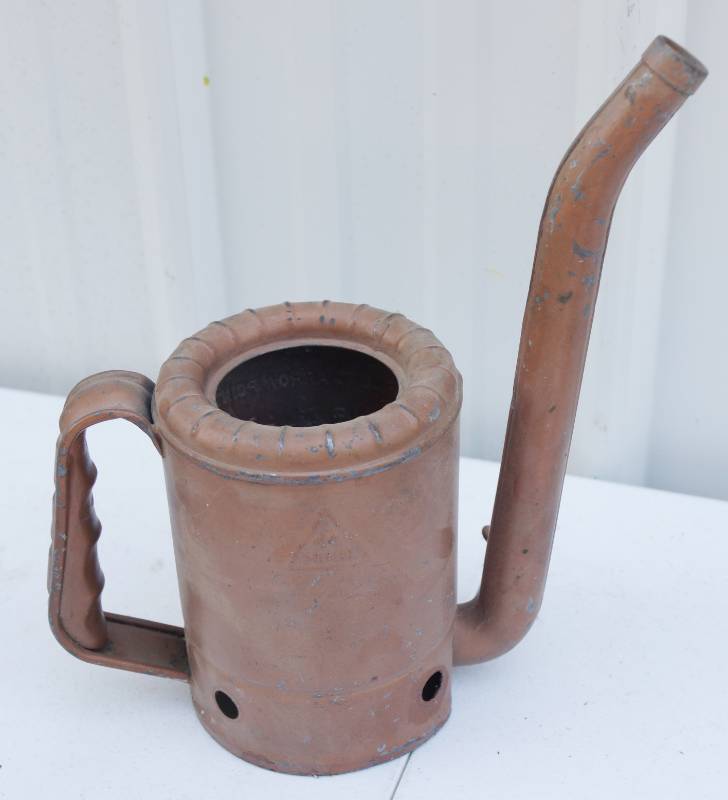 lot 5947 image: Swingspout Vintage 1 Quart Oil Can