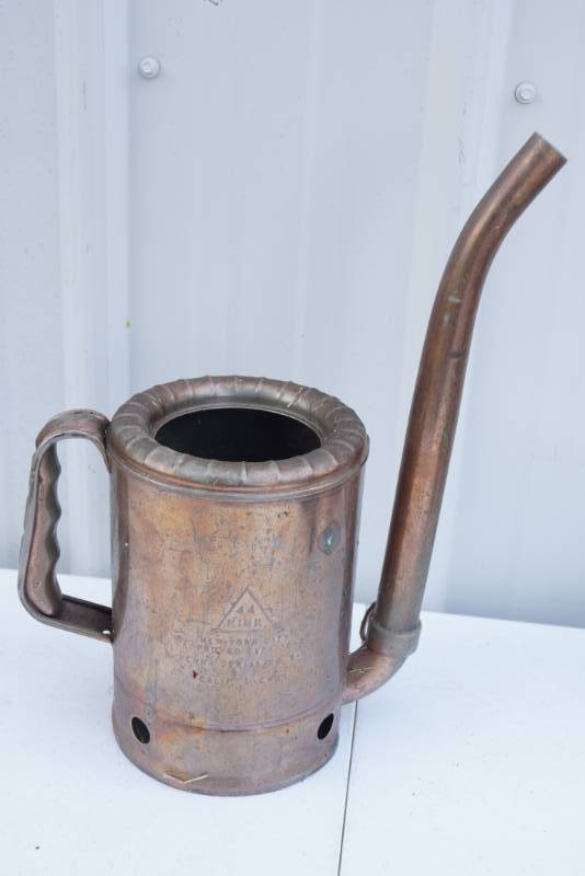 lot 5948 image: Swingspout Vintage 1 Quart Oil Can