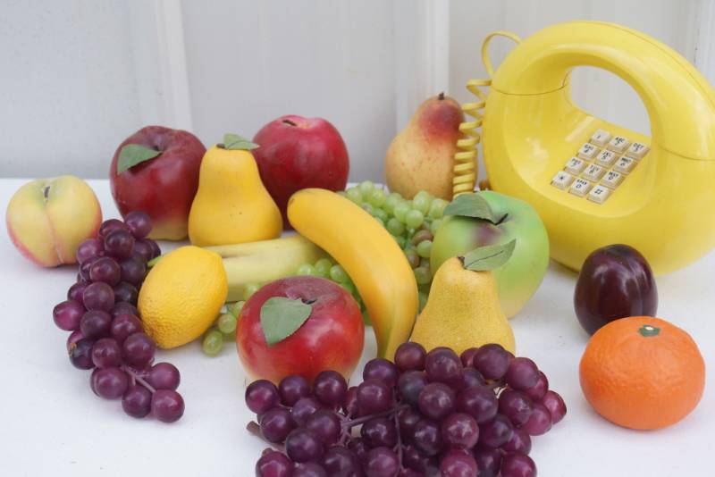 lot 5962 image: Retro Telephone with Plastic Fruit