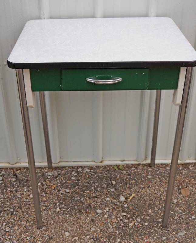 lot 5968 image: Cute Vintage Table with Drawer