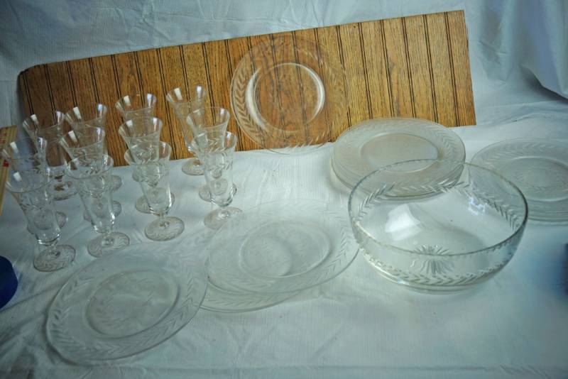lot 1252 image: Lot of Beautiful Vintage Goblet Style Glasses and Bowls - Nice Stuff