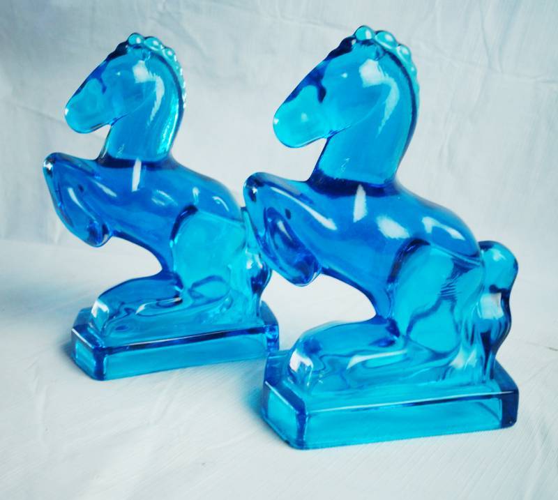 lot 1253 image: Vintage Pair Glass Stallion Rearing Horse BLUE Figurine Book Ends approx 7 34 Tall