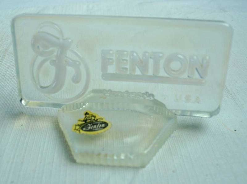 lot 1261 image: AUTHENITC FENTON SHOWCASE RETAILERS PLAQUE - VERY RARE Perfect Condition
