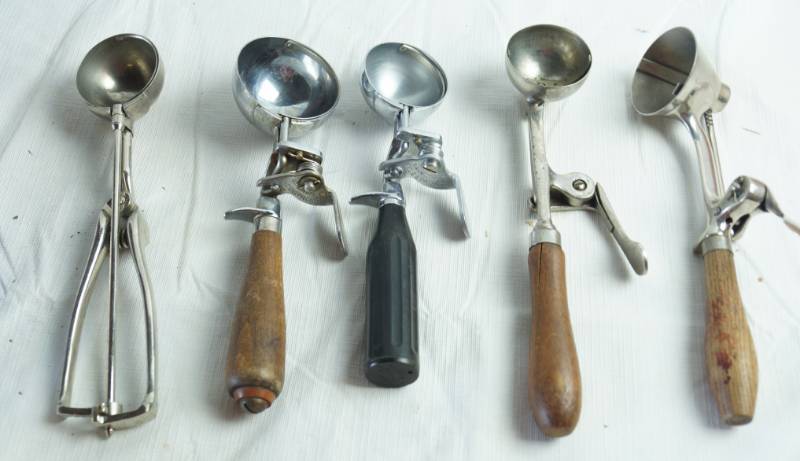 lot 1271 image: Lot of 5 Vintage Ice Cream Scoops - Dishers - Various Styles and Brands - WAY COOL