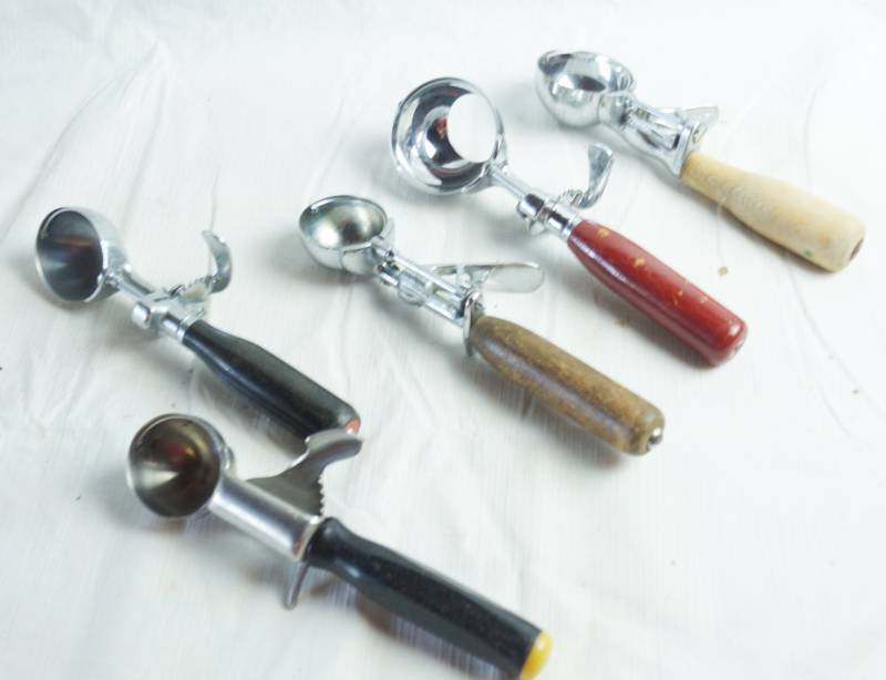 lot 1272 image: Lot of 5 Vintage Ice Cream Scoops - Dishers - Various Styles and Brands - NEATO