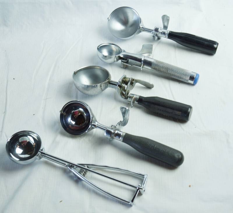 lot 1274 image: Lot of 5 Vintage Ice Cream Scoops - Dishers - Various Styles and Brands - WOW