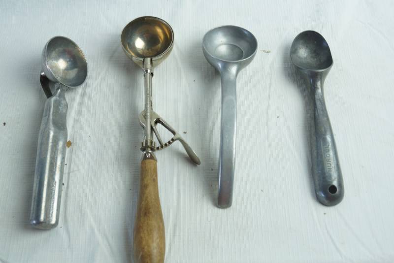 lot 1277 image: Lot of 4 Vintage Ice Cream Scoops - Dishers - Various Styles and Brands - WHOA
