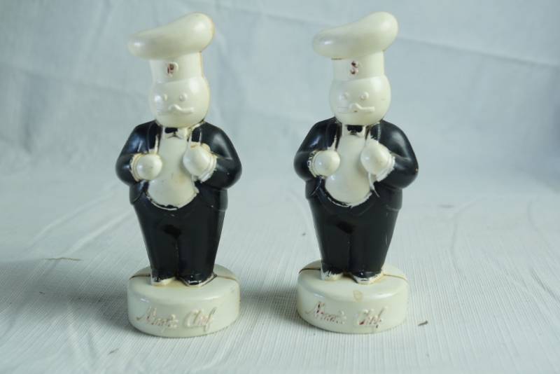 lot 1283 image: Vintage Magic Chef Salt and Pepper Shakers - Collectible