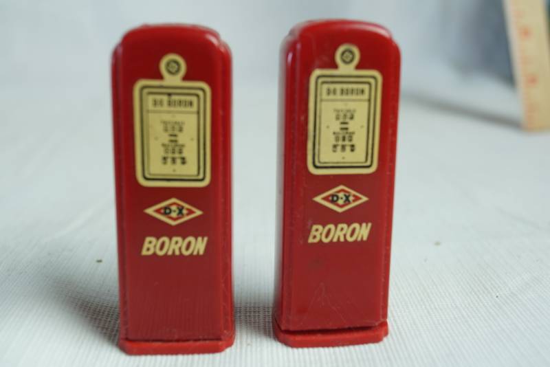 lot 1287 image: Vintage Gas Pump Salt and Pepper Shaker Set - BORON - HTF
