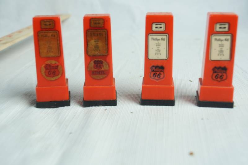 lot 1290 image: Lot of 2 sets Vintage Gas Pump Salt and Pepper Shaker Set - PHILLIPS 66 - rare